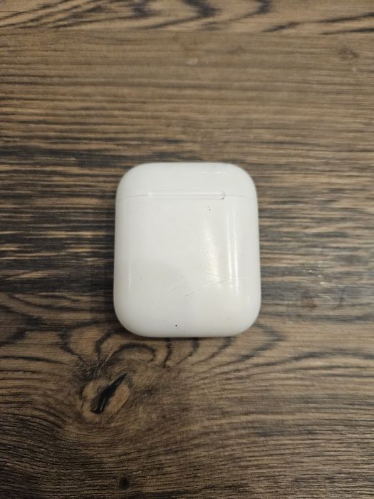 Airpods 1, с чехлом из силикона.