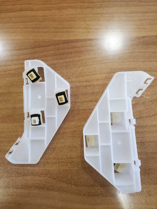 Скоба-държач за предната броня с калник на Honda CRV 2