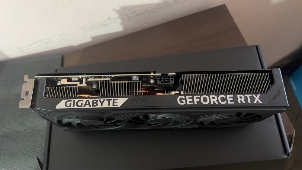 Продава се: RTX 5070 Gigabyte Windforce OC SFF 12GB