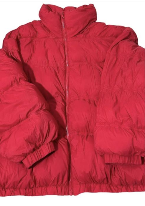 Женская красная  куртка брендовая.