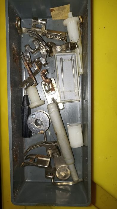 Mașina de cusut electrică marca Mercedes 142