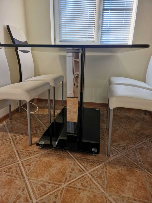 Трапезна стъклена маса