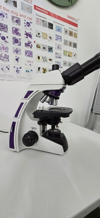 Microscop de laborator trinocular