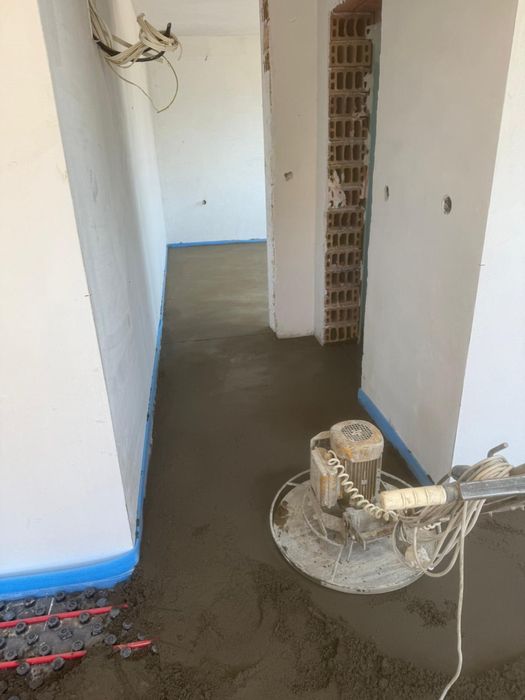 Машинно полагане на подови замазки