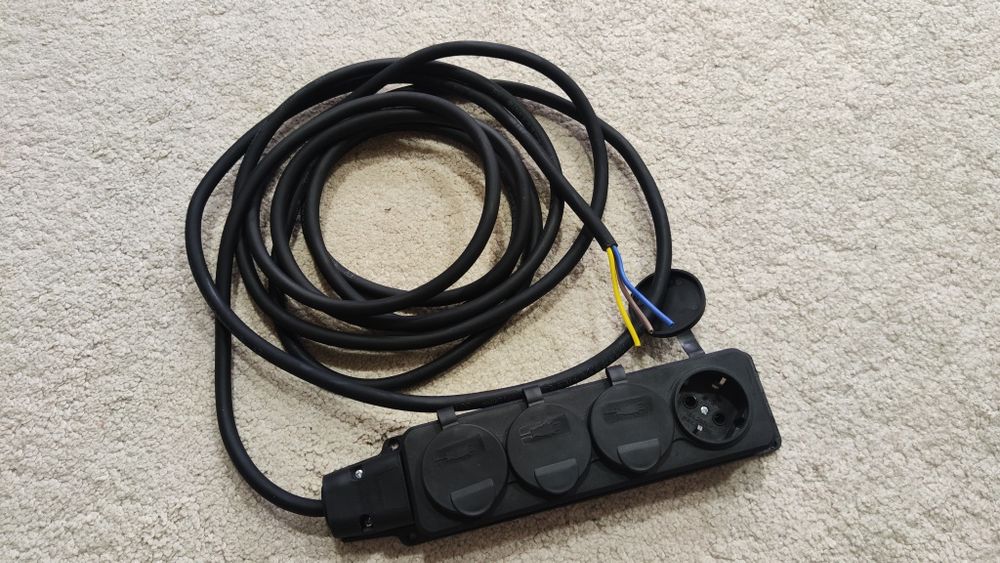 Продам удлинитель на 4 розетки со шнуром 5 метров 3*1.5мм