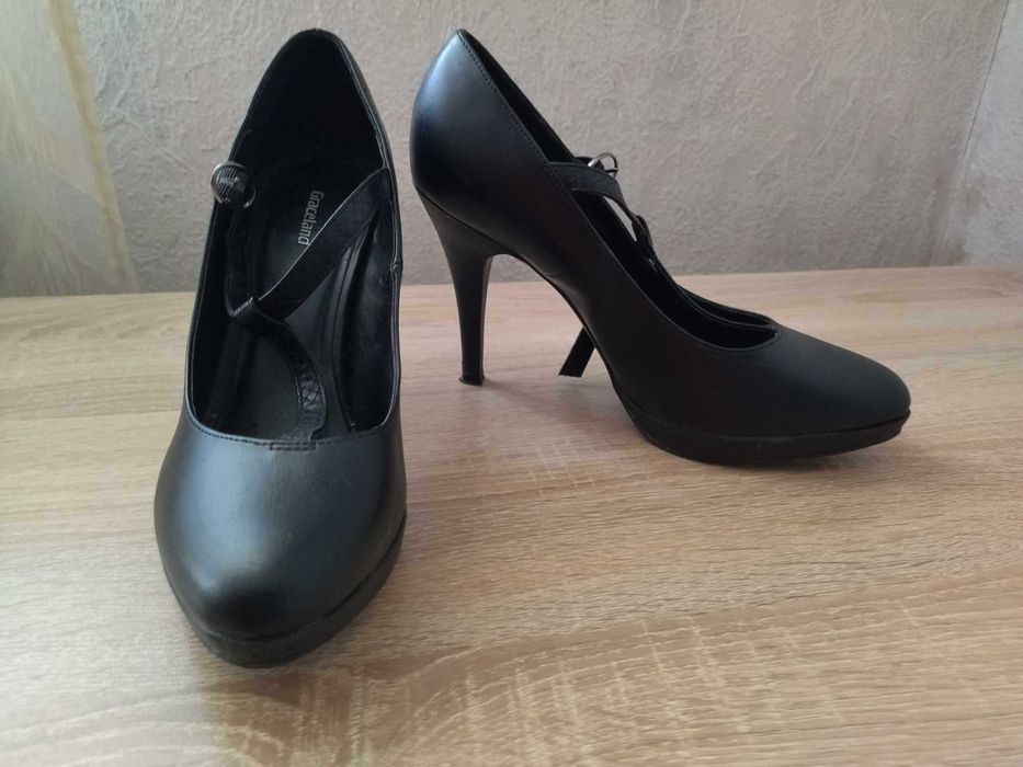 Стилни дамски обувки с платформа