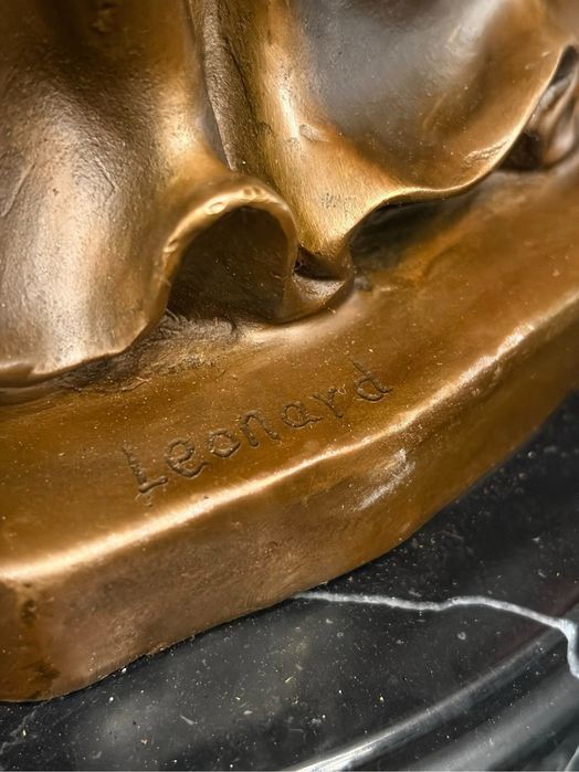Statueta din bronz masiv pe soclu de marmura, reprezentand un inger cu un copil