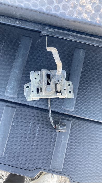 Замок передного капота Outlander Xl