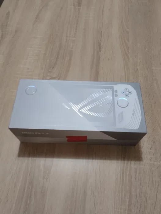 Нов Asus Rog Ally Z1 Extreme