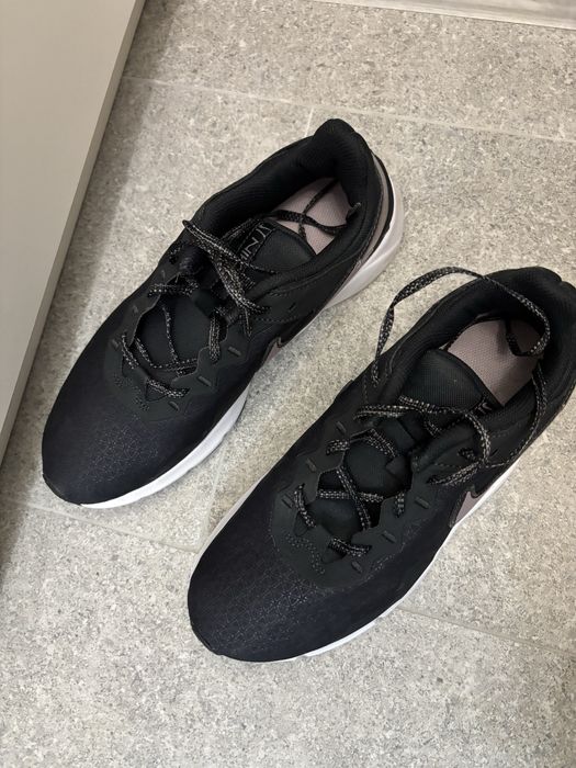 Маратонки  Nike Legend Essential 2 Premium