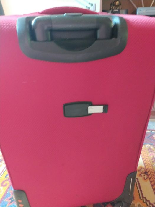 Чемодан бордовый