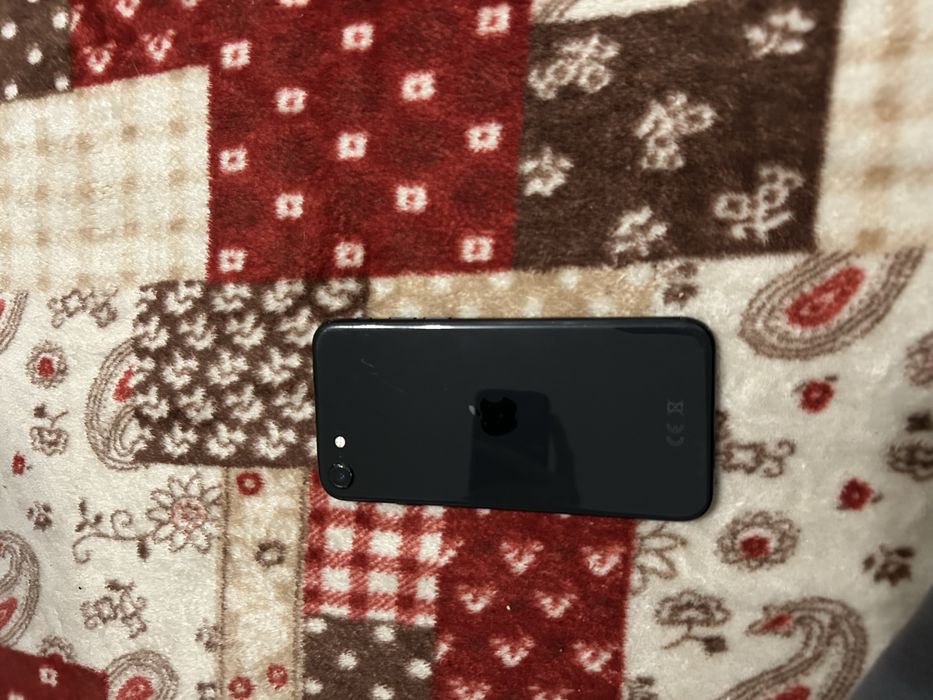 Продам айфон се 2020