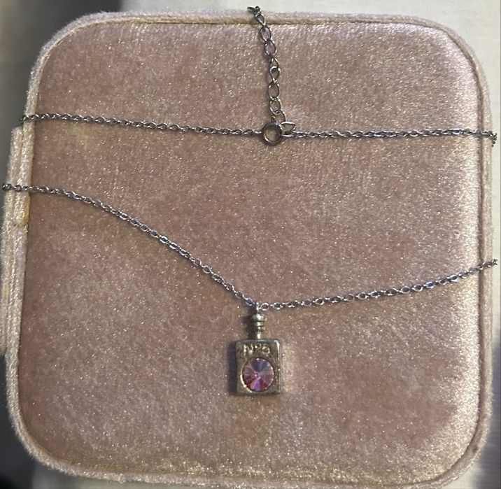 Lantisor/colier Chanel N*5. Detalii in privat