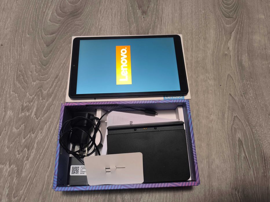 Таблет Lenovo Tab 8 + стойка за зареждане