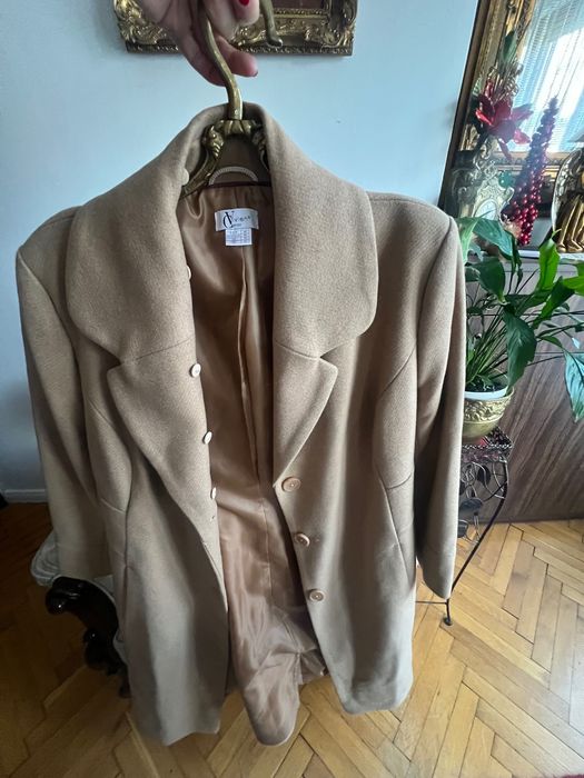 Вълнено дамско палто с пухкава яка