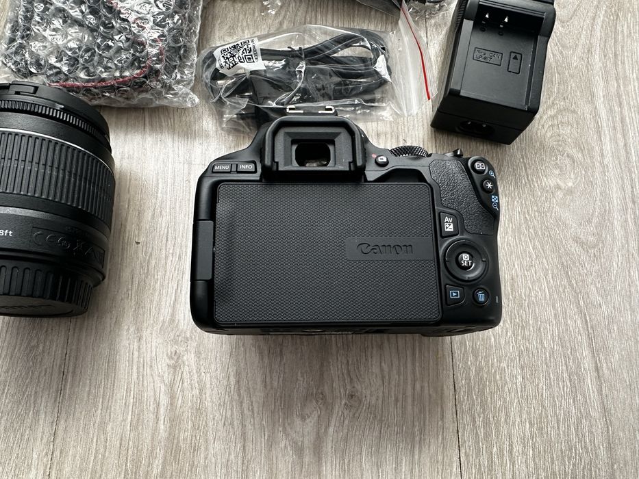 Canon EOS 250D + obiectiv 18-55 IS STM (Kit) | 4K | WiFi | Touchscreen