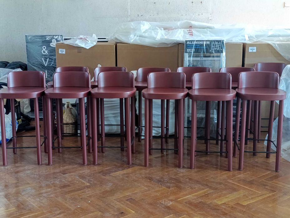 бар столове, споделена маса, дървени шкафове