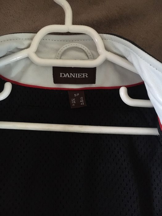 Vând geaca de piele