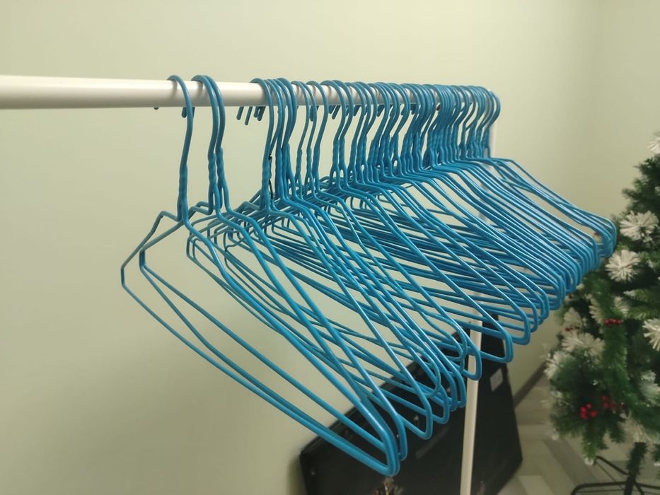 Продам вешалки срочно!