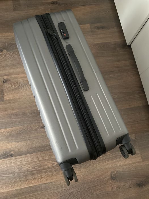 Продаю чемодан на колесах