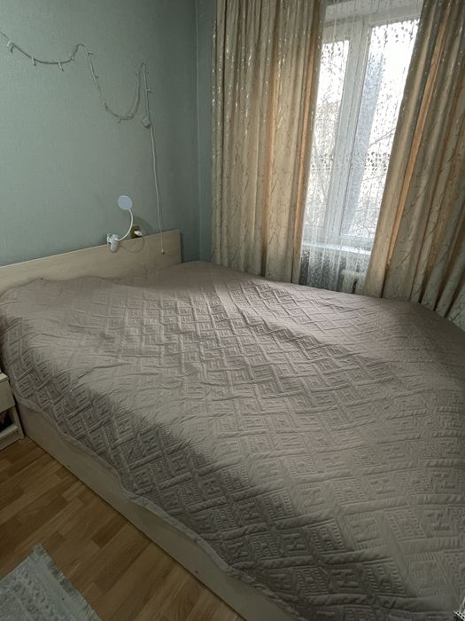 продается двуспальная кровать с матрасом, самовывоз