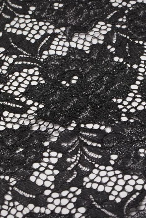 Rochie neagră din dantela cu guler