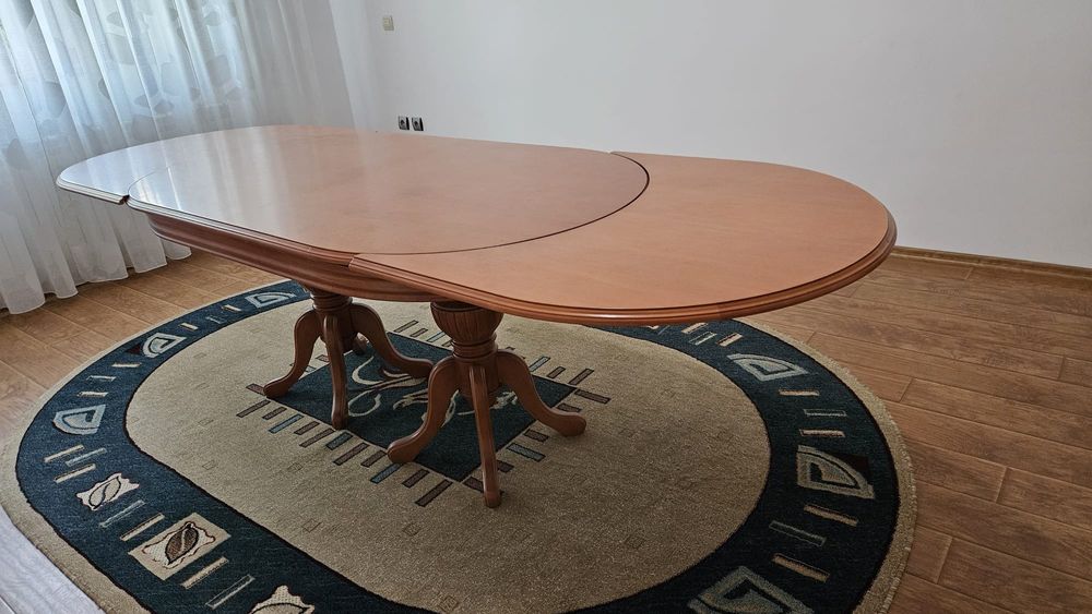Vând masă extensibilă de 12 persoane cu schelet lemn masiv