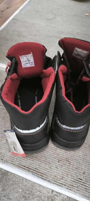 Работни обувки с метални бомбе.