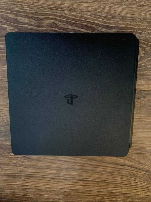 Playstation 4 slim sroshno