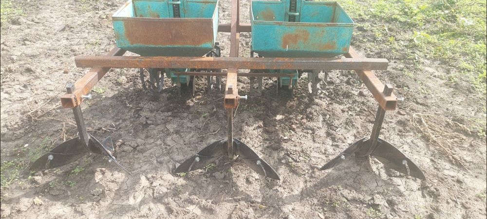 Masina de plantat cartofi cu fertilizare si rariță.preț negociabil