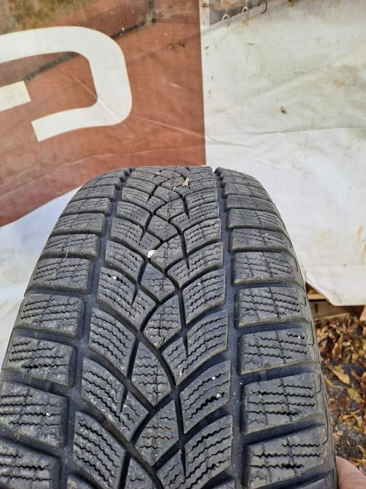 215/60/16 Goodyear зимни