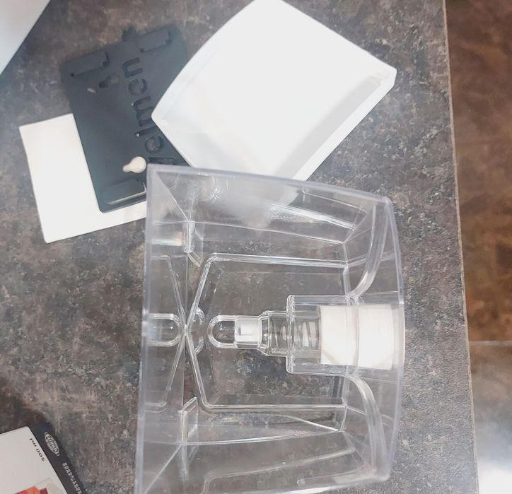 Дозатор за течен сапун за стена