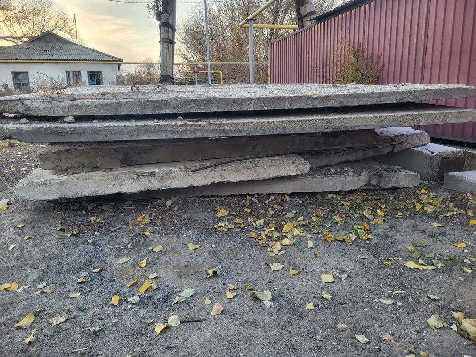 Батарея чугунные, бетонные блоки