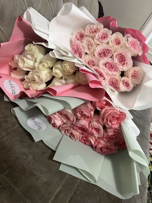 Цветы срочно продаются белые розовые красные