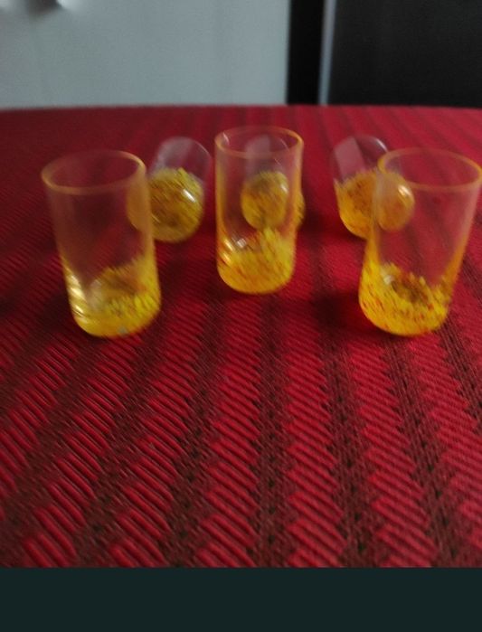 Pahare, diferite modele, diferite culori, noi nouțe în ambalaj.