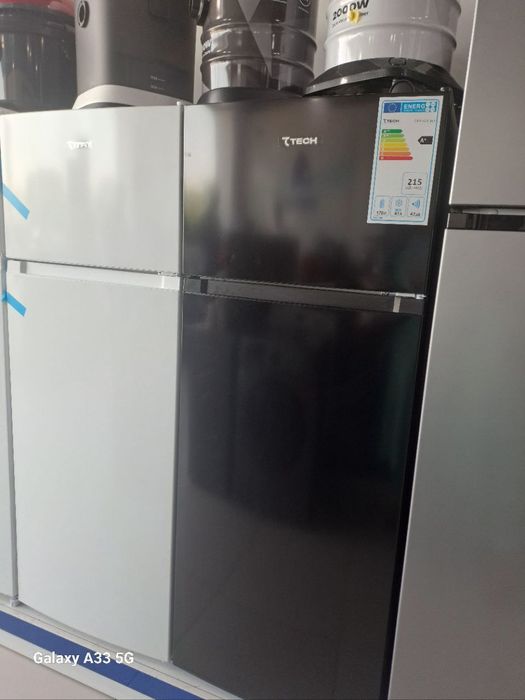 Qora muzlatgich ochilmagan karobkasidan