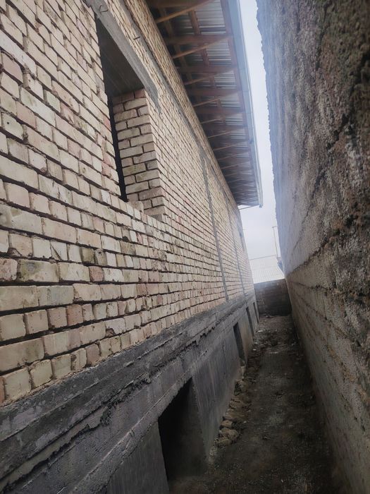 Uy sotiladi tomi yopib qoyilgan