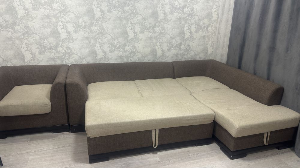 Продам угловой диван с креслом