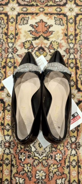 Qora Labutin lakirovanniy tuflilari. Чёрные лакированные туфли Лабутин