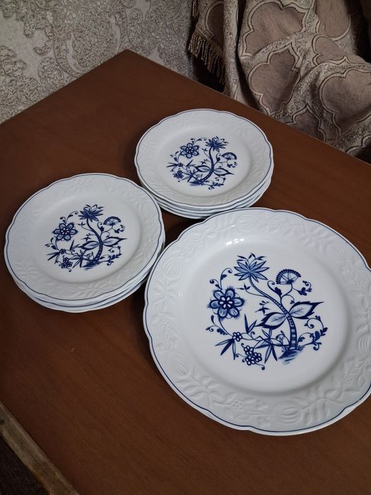 Фарфоровый набор тарелок и блюда.