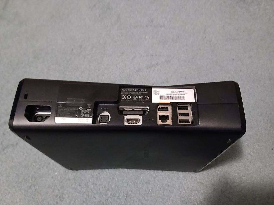 Vând xbox 360+3 controllere+5 jocuri.În stare foarte bună.