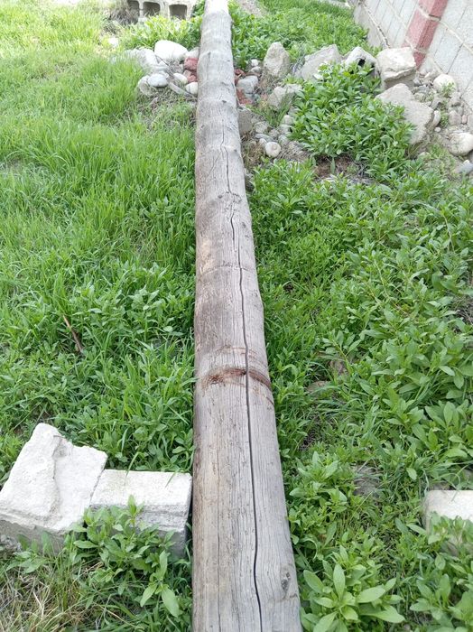 Деревяные столбы для освещения