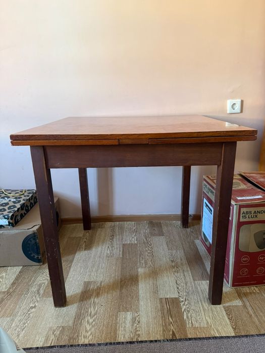 Продам стол лакированный
