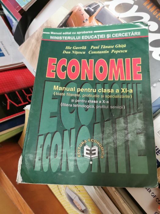 Cărți diverse și manuale școlare