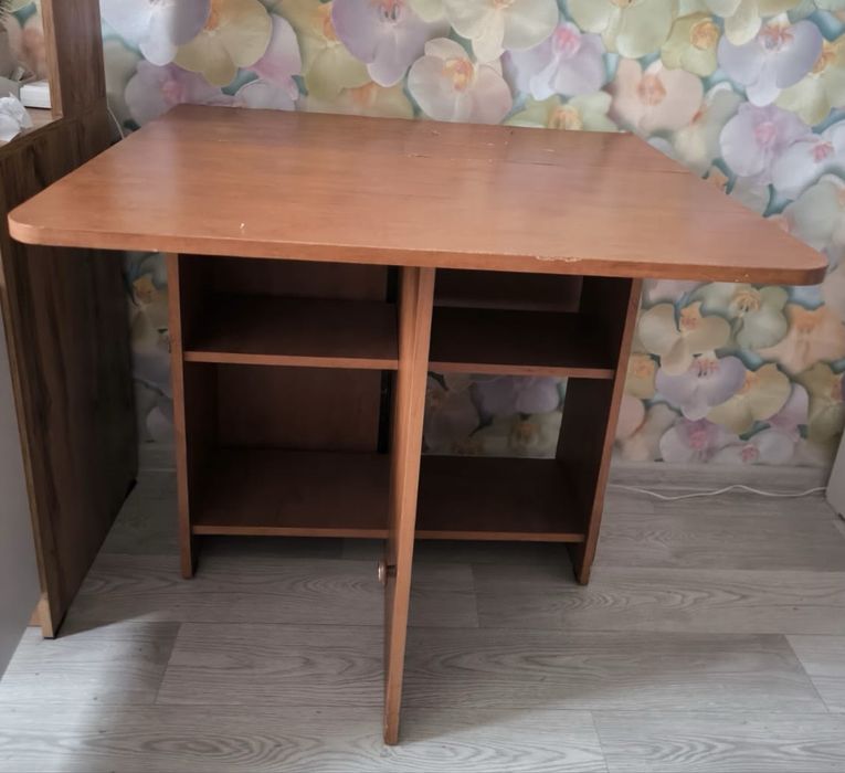 Продам стол книжка