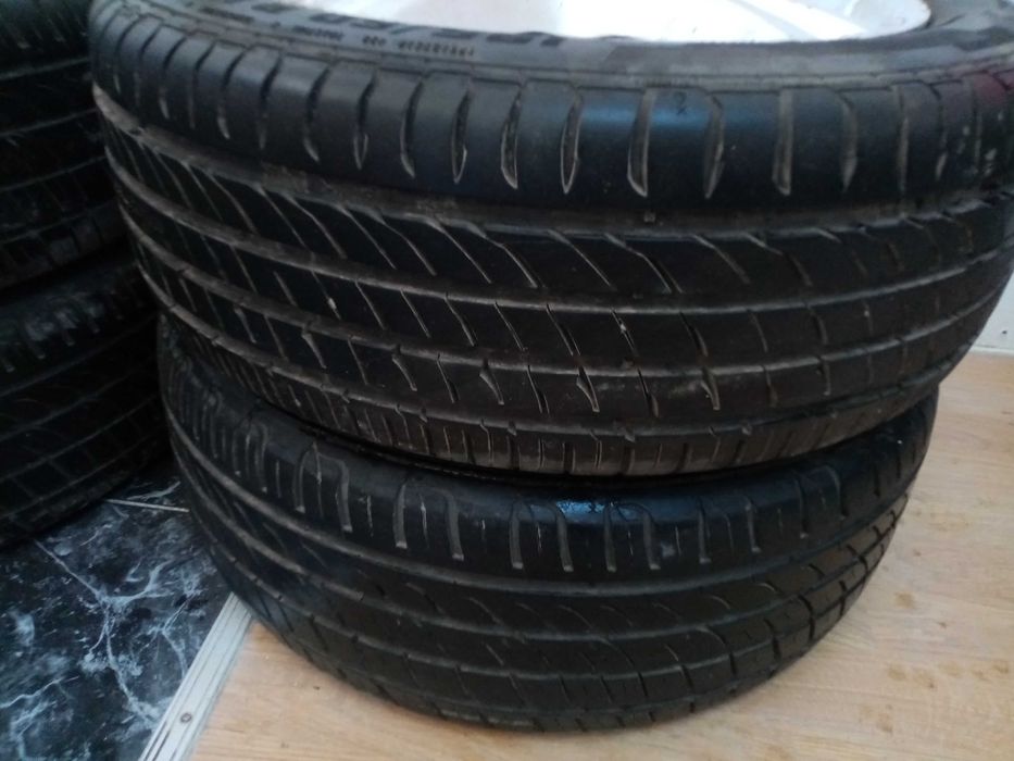 Set 4 Genți de aluminiu cu anvelope de vară 195/50/15 Preț 155 Ron buc