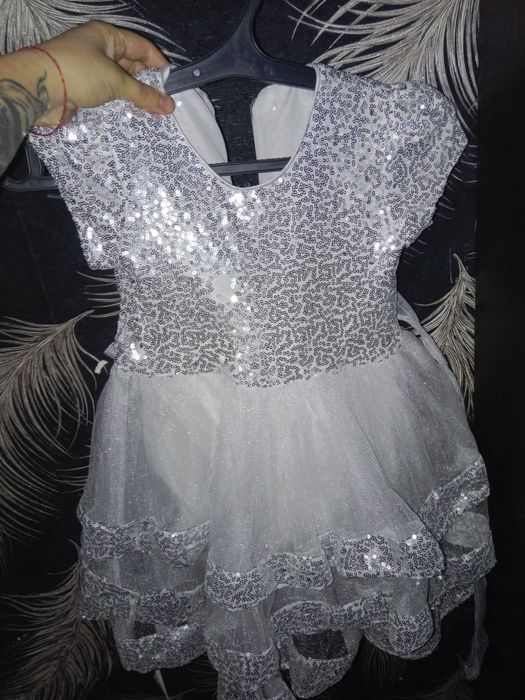 Продам платья от 5 до 8 лет