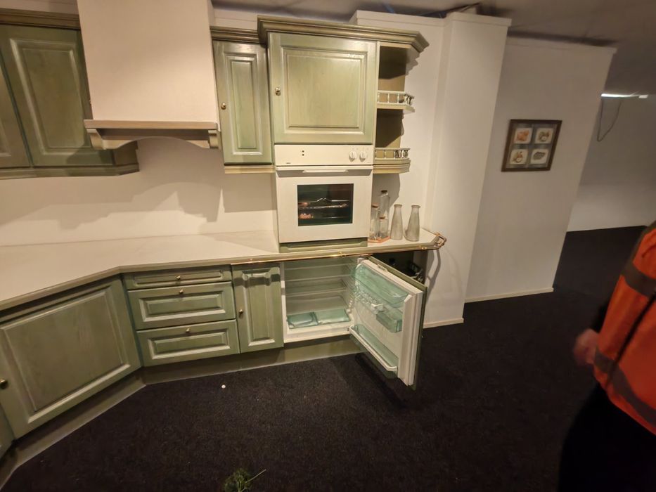 Често нова ъглова дъбова кухня с уреди