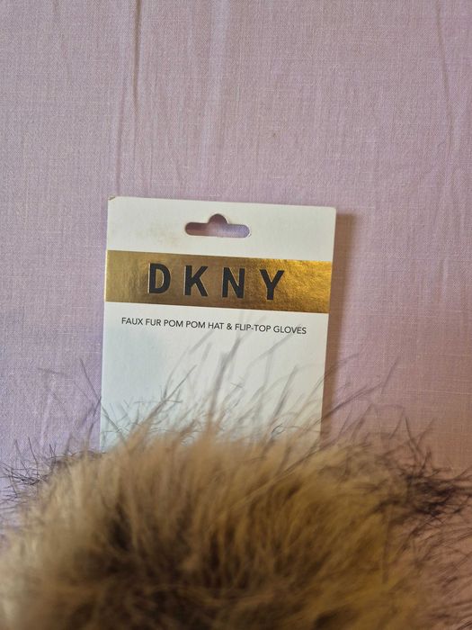 Lot iarna 9-14 ani- Caciula & manusi DNKY crem, sosete albe