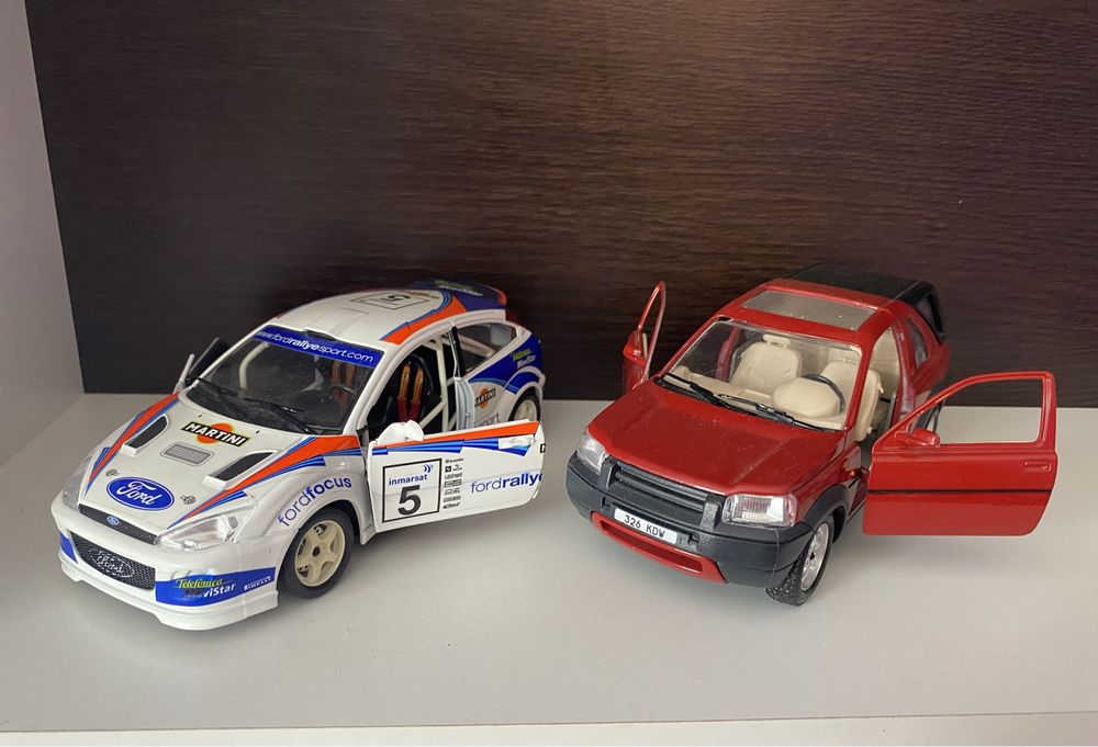 Мащабни модели 1/24 bburago ford focus и land rover freelander